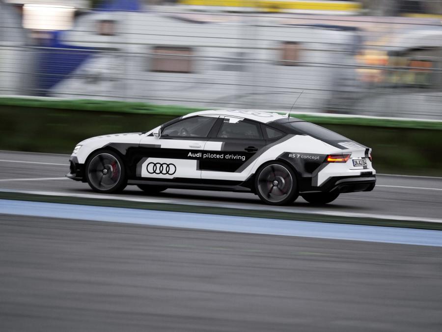  Audi RS7 Sportback Piloted Driving Concept 2014 года  (фото 15 из 22)